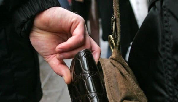 Trei tineri cercetați după ce au tâlhărit un adolescent de 17 ani