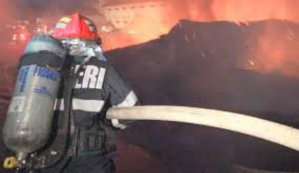 Incendiul de la Stăuceni stins după 13 ore de luptă cu flăcările. Au ars 50 tone de furaje, au murit doi cai, o bovină și patru porci!