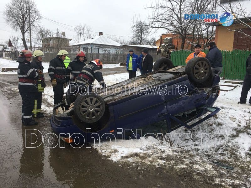 Accident în Dorohoi! Un tânăr de 19 ani s-a răsturnat cu mașina după impactul cu un utilaj de deszăpezire – FOTO