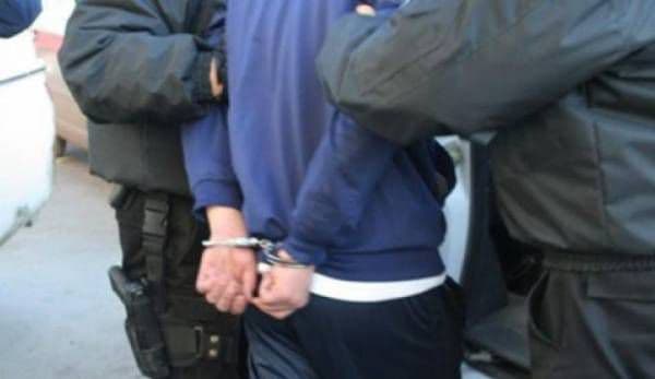 Tânăr de 18 ani reţinut de poliţişti pentru tâlhărie calificată
