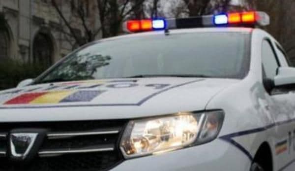 Un dorohoian amețit de aburii alcoolului s-a urcat la volan deși nu avea permis de conducere și a lovit o mașină parcată