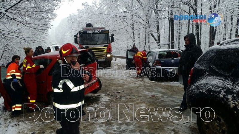Accident deosebit de grav la Brăești! Două persoane rămase încarcerate - FOTO
