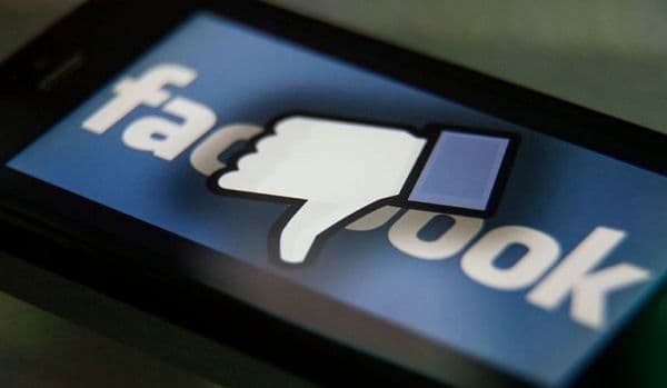 Facebook testează butonul „Downvote”. Ce ROL va avea acesta!