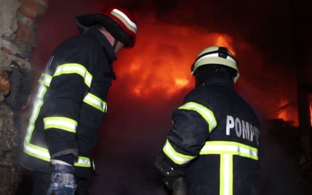 Incendiu la un canton al gării Carasa! Pompierii dorohoieni au intervenit pentru stingere