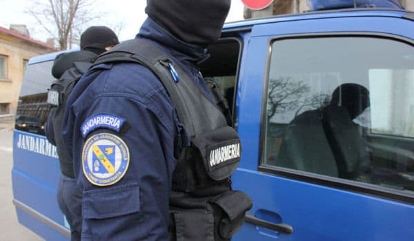 „Tradiţie” sancţionată de jandarmi. Priveghi cu muzica la maxim în toiul nopții la Botoșani