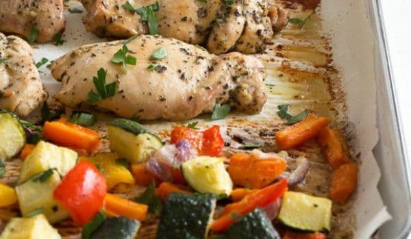 Pulpe de pui marinate, pe pat de legume