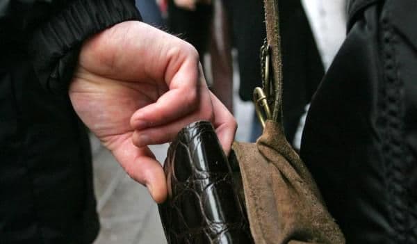Botoșăneancă prinsă în timp ce fura un portofel! A ajuns pe mâna poliţiştilor!