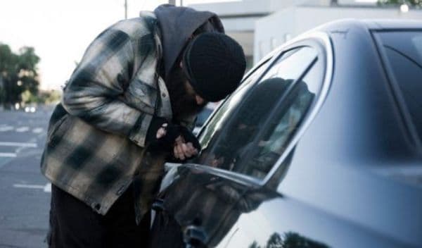 Adolescent prins în flagrant la furat dintr-o maşină parcată în zona centrală a municipiului Dorohoi