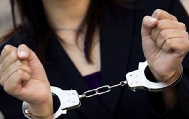 Femeie reținută de polițiști în baza unei condamnări în Italia