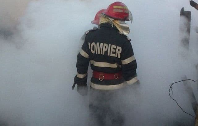 Locuință cuprinsă de flăcări! Pompierii din Dorohoi solicitați să intervină. Proprietarul a decedat în incendiu