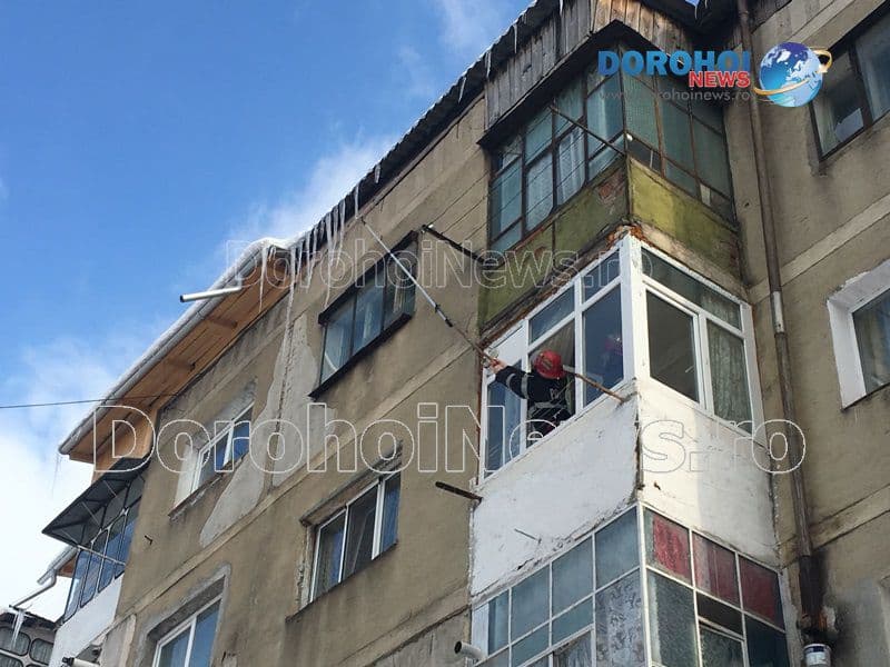 Pompierii dorohoieni solicitați să intervină pentru degajarea țurțurilor - FOTO