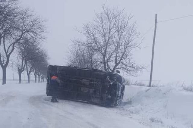 Accident! Camion cu mobilă răsturnat pe un drum din județul Botoșani - FOTO