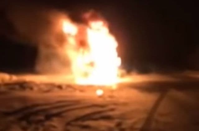 Un microbuz care efectua o cursă la Darabani a fost cuprins de flăcări – FOTO / VIDEO