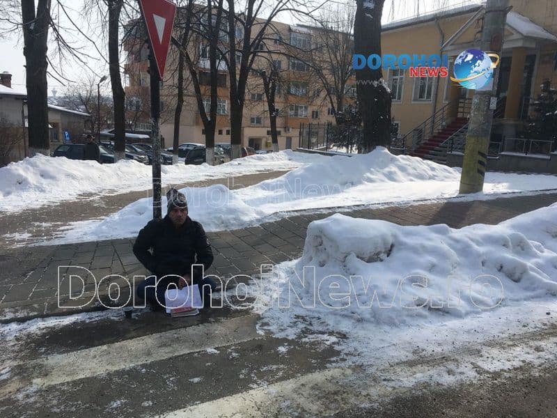 Un bărbat a intrat în grevă în fața Judecătoriei Dorohoi. Vezi ce l-a determinat să ia această decizie extremă - FOTO