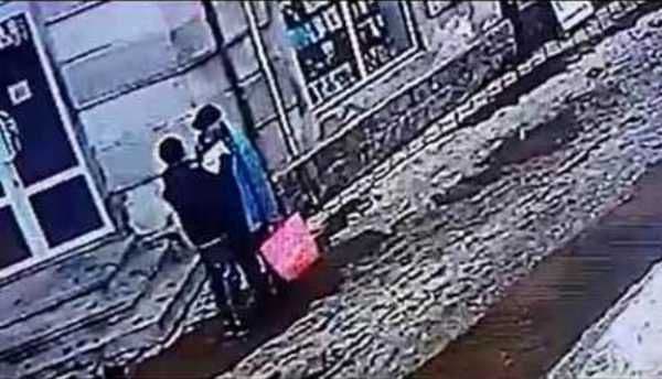 ATENȚIE! O nouă metodă de furt face ravagii printre bătrâni! Hoții se dau drept „colegi de armată”, îi pupă și le fură portofelele!