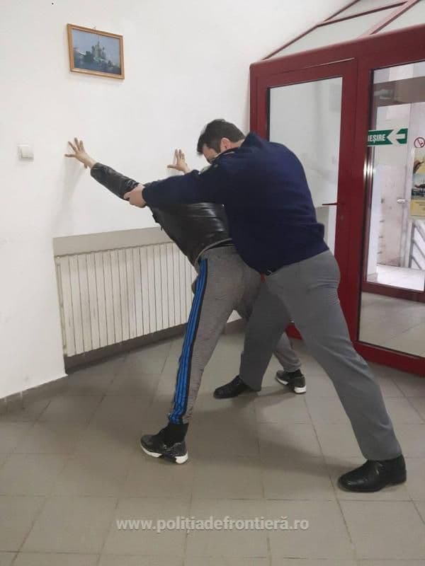 Tânăr fără permis depistat de polițiștii de frontieră în trafic