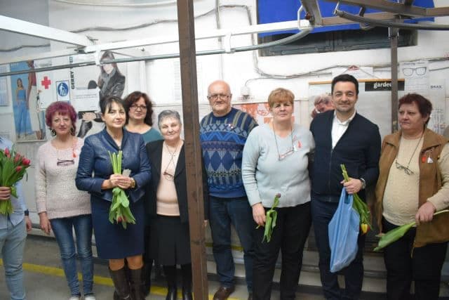 Parlamentarii PSD Tamara Ciofu și Răzvan Rotaru au oferit flori și mărțișoare angajaților de la mai multe fabrici din municipiul Botoșani