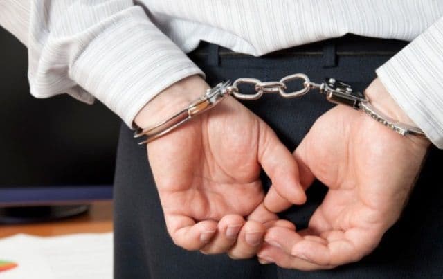 Bărbat reținut de polițiști în baza unui mandat emis pentru lovire sau alte violențe