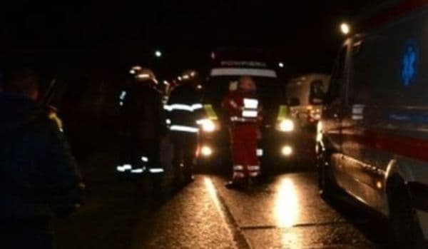 Două mașini distruse de un șofer care conducea în stare de ebrietate