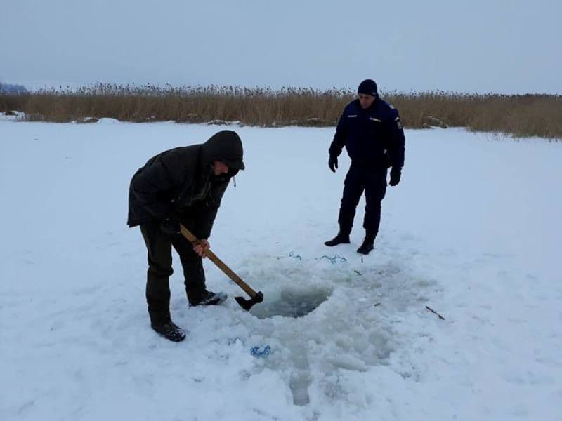 Braconaj! Botoșănean depistat de jandarmi în timp ce scotea din apă nouăsprezece peşti - FOTO