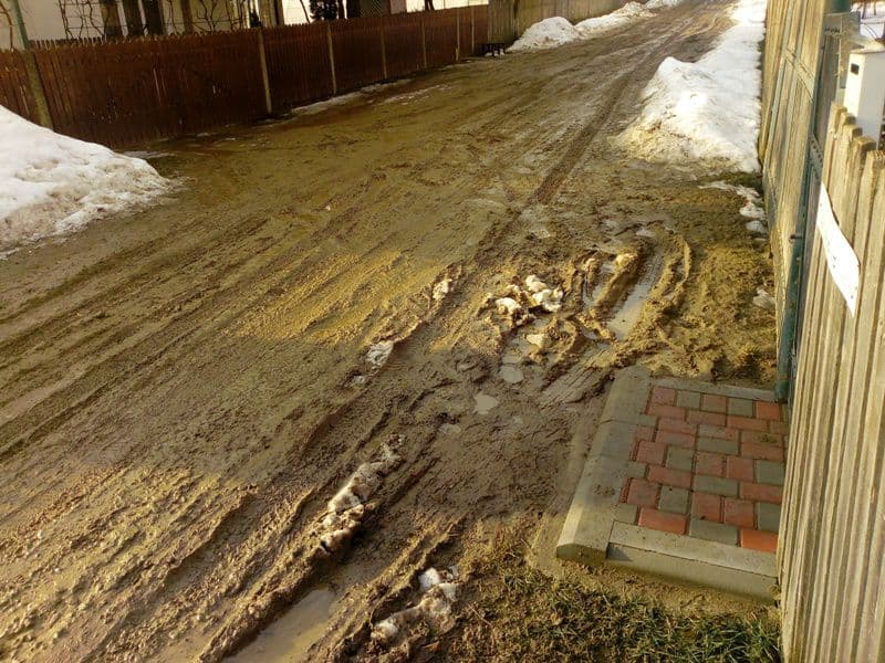 Primim la redacţie – „Care este modelul de cizme de cauciuc care se asortează cu lutul de pe strada mea, domnule Primar?” - FOTO