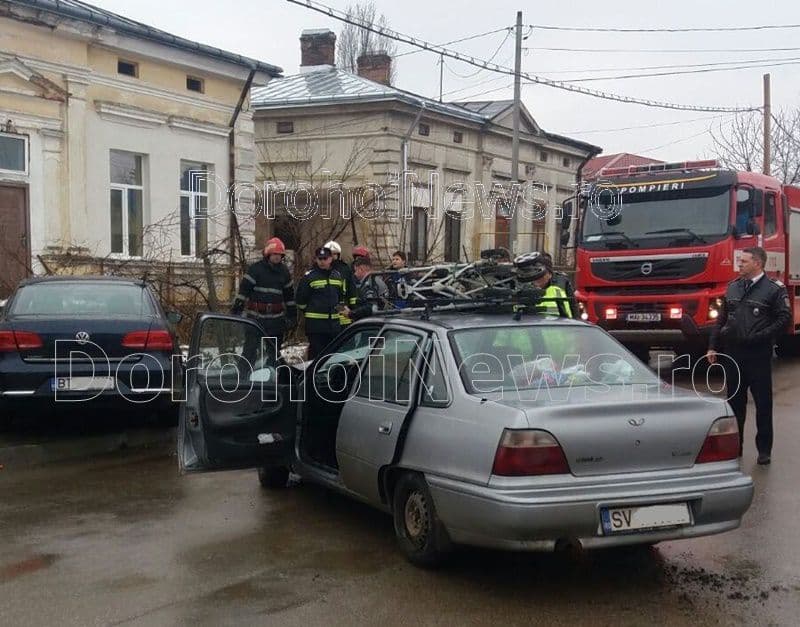 Accident violent în Botoșani! Două mașini s-au ciocnit într-o intersecție - FOTO