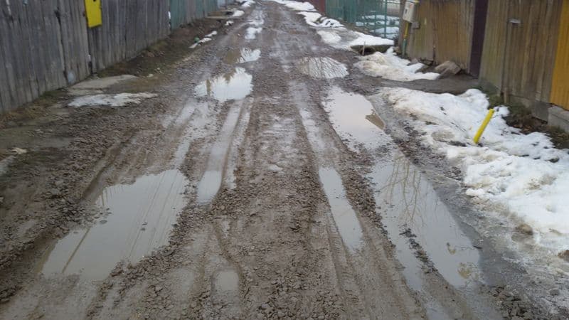 Primim la redacţie – Mii de „mulțumiri” conducerii orașului pentru străzile care arată deplorabil – FOTO