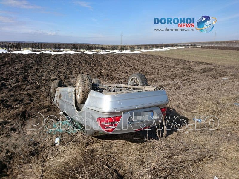 Cinci persoane rănite într-un accident rutier! Mașină răsturnată în afara părții carosabile – FOTO