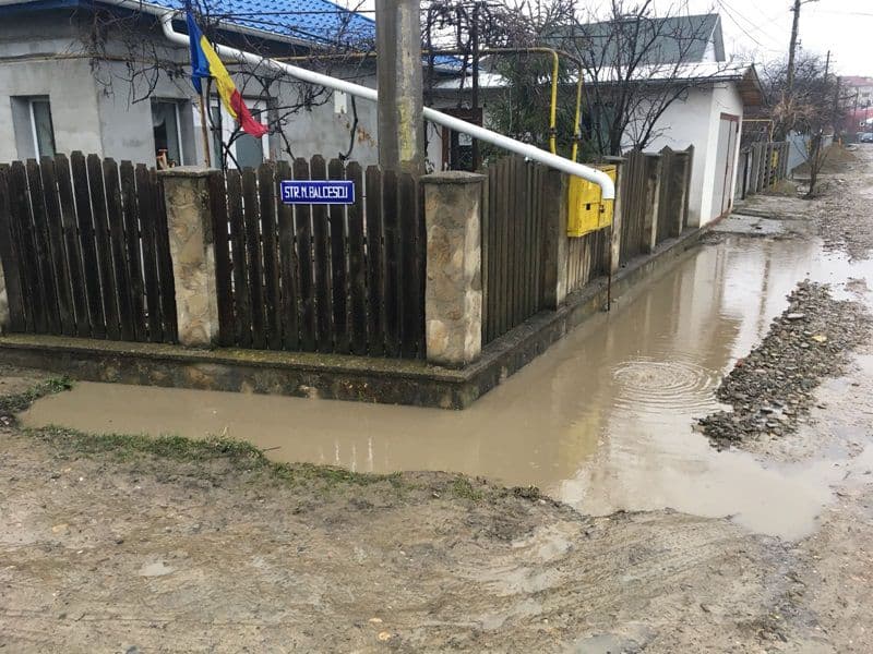 Primim la redacție – Încă o „modernizare” a străzilor din municipiul Dorohoi cauzează probleme cetățenilor - FOTO