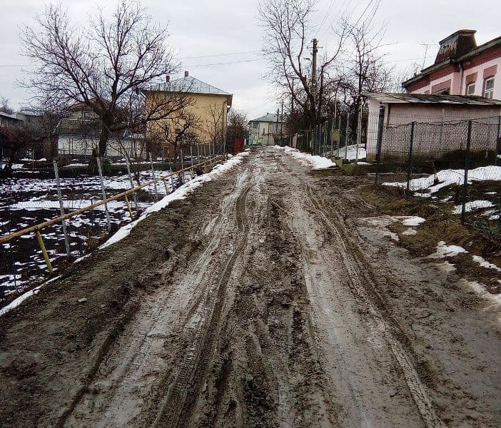 Primim la redacţie – Strada Dima Grigore arată ca un drum forestier – FOTO