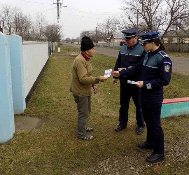 Activităţi preventive desfăşurate de poliţişti în comuna Vorona - FOTO