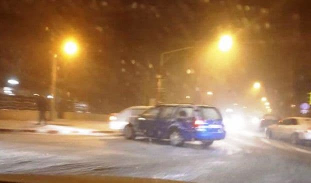 Accident pe Bulevardul Mihai Eminescu! Două autoturisme s-au ciocnit, ca urmare a neacordării de prioritate