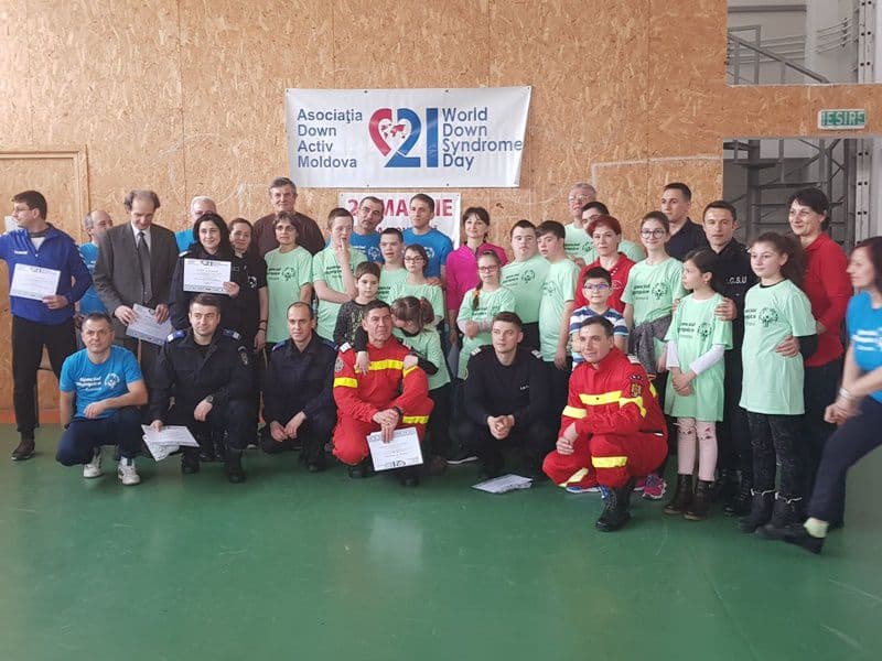 Pompierii si jandarmii botoşăneni s-au alăturat, duminică, copiilor cu sindrom Down, în „Ştafeta Prieteniei” - FOTO