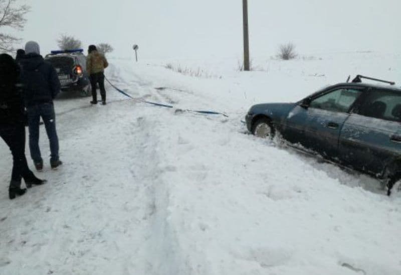 ACCIDENT la Văculești! Jandarmii au ajutat la scoaterea unei mașini ieșite în decor – FOTO