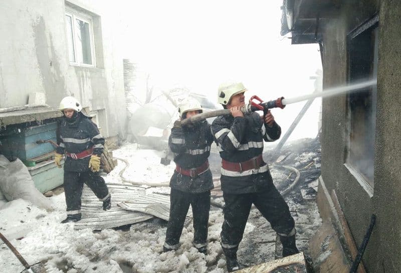 Incendiu puternic! Pompierii și voluntarii au intervenit pentru stingere - FOTO
