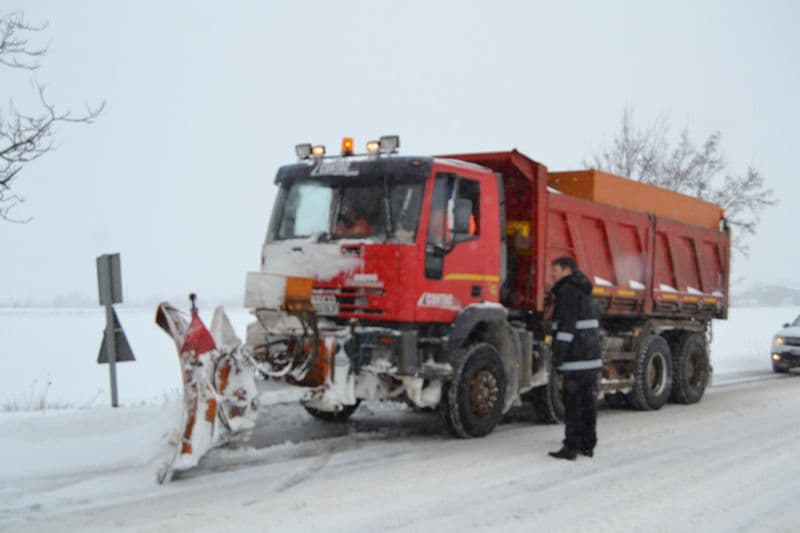 Mobilizare pentru deszăpezire în județul Botoșani. Prefectul, în teren cu şeful de la Drumuri Naţionale - FOTO