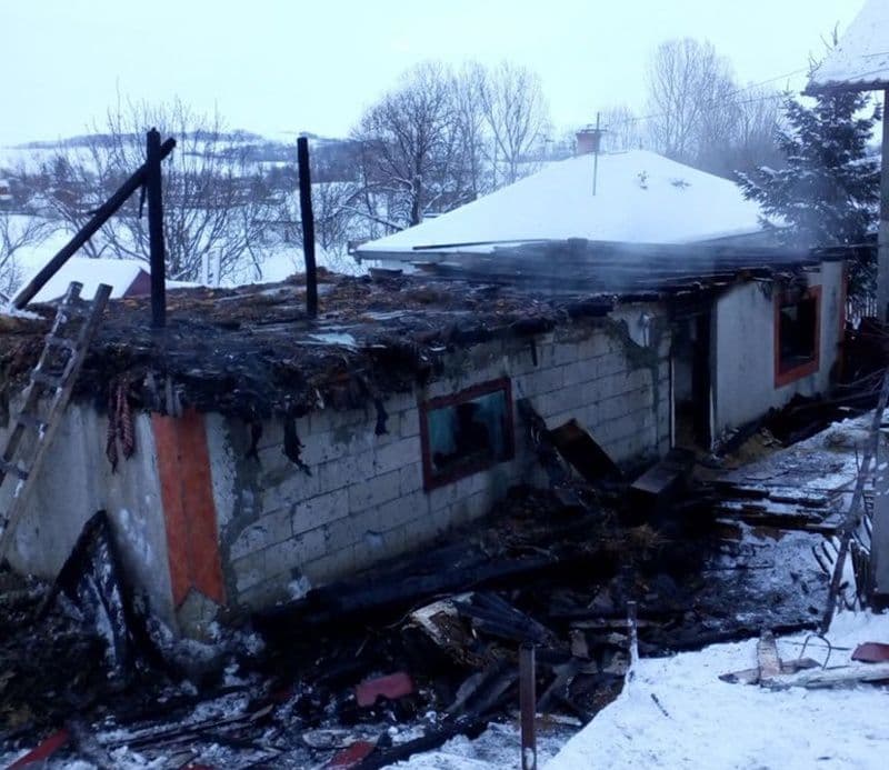 Adăpost de animale distrus într-un incendiu, la Ibănești - FOTO