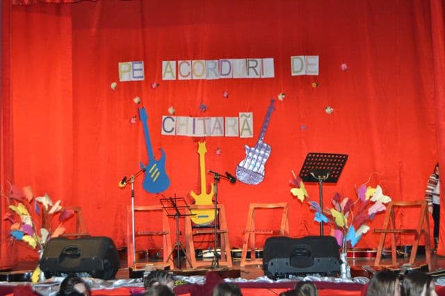 „Pe acorduri de chitară” - spectacol desfășurat la Sala Teatrului Dorohoi - FOTO