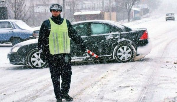 Conduceţi preventiv când circulaţi pe drumuri acoperite cu zăpadă sau polei