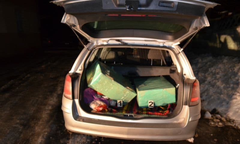 Colete cu ţigări transportate la Dorohoi, depistate într-un autoturism - FOTO
