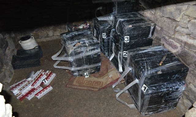 Botoșănean arestat după ce în beciul locuinţei sale au fost descoperite peste 200.000 ţigarete de contrabandă - FOTO