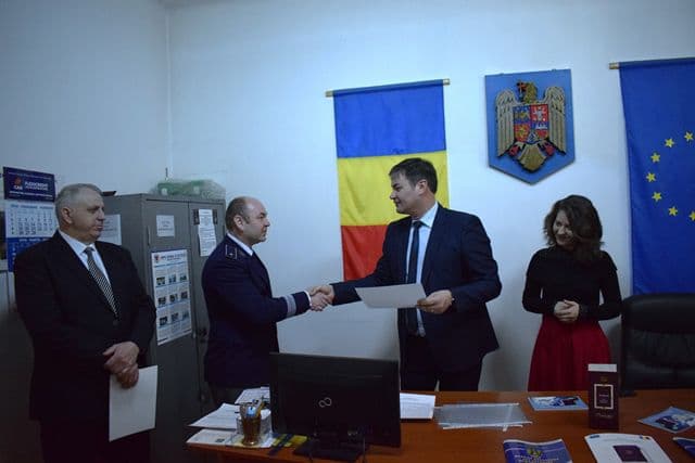 Ziua Paşaportului, sărbătorită de funcţionarii Serviciului de Paşapoarte alături de prefectul Dan Şlincu - FOTO