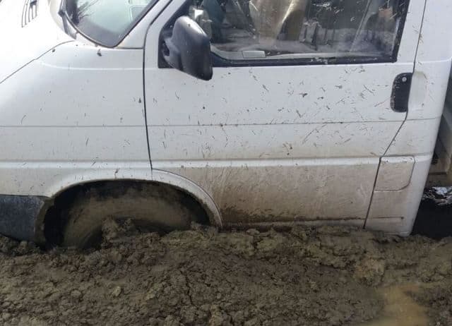 Mașină rămasă împotmolită într-o stradă din Botoșani – VIDEO/FOTO