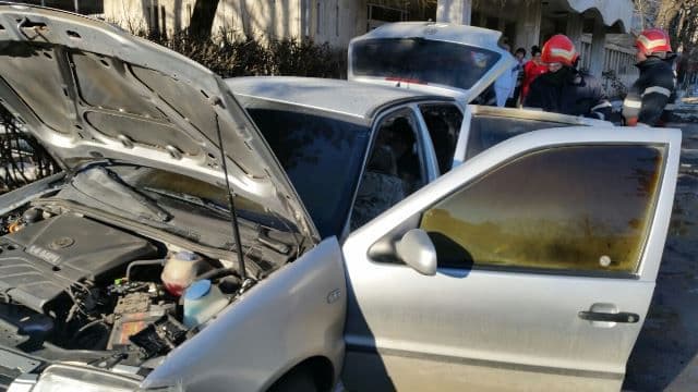 Mașină cuprinsă de flăcări în curtea Maternității Botoșani - FOTO