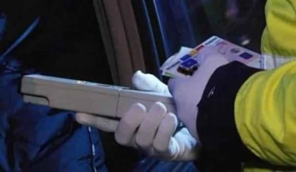 Un șofer cu „alcool la bord” și permisul anulat de patru ani, depistat de polițiștii botoșăneni