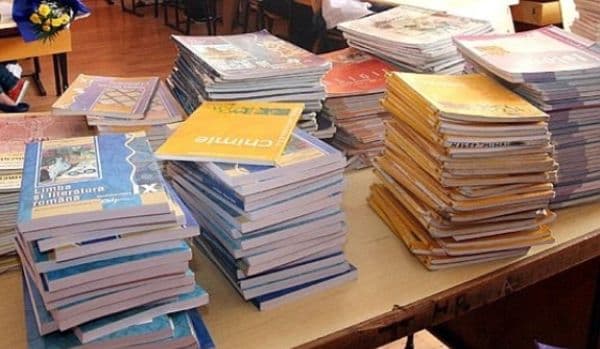 Anunţ important al Ministerului Educaţiei privind manualele şcolare