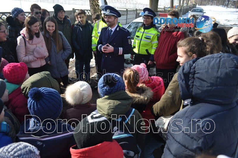 Poliția Municipiului Dorohoi și-a deschis porțile! Zeci de copii impresionați de tehnică și armament - FOTO