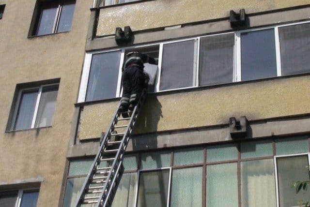 Pompierii puși în alertă pentru un copil blocat într-un apartament din Dorohoi