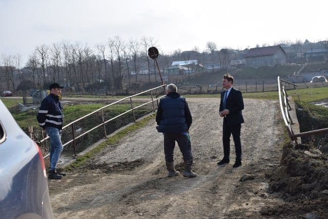 Pod afectat și reclamat de săteni, vizitat de prefectul Dan Şlincu - FOTO