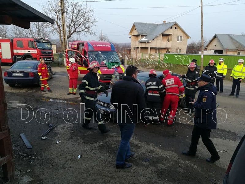Trei mașini distruse și persoană încarcerată într-un accident produs la intrarea în Orășeni Deal - FOTO